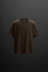 Remera marrón de corte relaxed fit, cuello redondo y manga corta. Estampado con texto en el cuello y logo Zara Athleticz en la parte inferior.