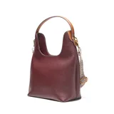 Bolso tipo hobo de cuero sintético (PU) color bordó, con costuras blancas visibles en el centro. Posee un asa corta fija y una correa larga desmontable y regulable con tejido a rayas blancas y negras. Cuenta con cierre metálico superior y herrajes dorados.