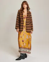 Vestido camisero largo con estampado de motivos del oeste, escote en V y tirantes finos. Aberturas laterales y corte holgado.