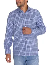 Camisa de manga larga celeste con microestampado, cuello italiano, bolsillo en el pecho con logo bordado y corte regular.