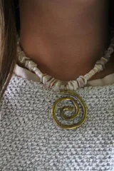 Collar corto con cuentas de nácar y dije de espiral de bronce.