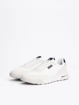 Zapatillas Tommy Hilfiger Classics de cuero blanco con detalles en gamuza color crema. Logo de la marca en el lateral y detalles distintivos de la marca en la entresuela.