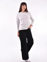 Remera blanca de manga larga con cuello redondo y estampado frontal con la frase "All my love darling" en color celeste.