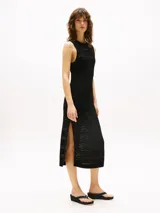 Ojotas negras con plataforma de cuña, tiras de tejido con ribete blanco y logo TH dorado en la tira del dedo.