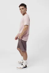 Bermuda de gabardina color verde oliva, corte recto y largo a la rodilla.