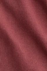 Top strapless color ladrillo, de punto acanalado de algodón y corte recto.