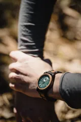 Reloj de pulsera Chenaut modelo Émeraude d’Ébène, con caja y malla de madera de ébano y nogal. Esfera verde esmeralda con segundero pequeño. Cristal Hardlex y movimiento de cuarzo. Resistente al agua (3 ATM).