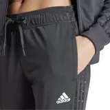 Pantalón de jogging negro con estampado animal print en las tres tiras laterales y logo de Adidas bordado en blanco.