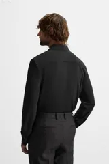 Camisa azul marino slim fit de manga larga con cuello italiano abierto y cierre frontal con botones.