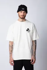 Remera color lila de corte oversize con cuello redondo y mangas cortas. Presenta un estampado pequeño de Mickey Mouse en el frente.