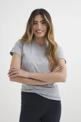 Remera de manga corta, cuello redondo y calce ajustado, color gris oscuro jaspeado.