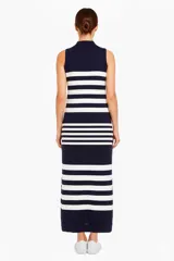 Vestido midi de punto con rayas horizontales azul marino sobre fondo blanco, cuello polo, sin mangas y cierre parcial con botones.