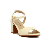 Sandalias de tacón Ramarim color dorado, con tira ancha sobre los dedos, pulsera al tobillo con hebilla y tacón bloque.