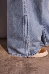 Pantalón de jean celeste de corte wide leg y tiro medio.