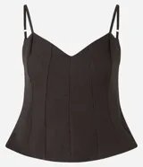 Blusa peplum marrón con breteles finos, escote en V, corte sastre y recortes delanteros.