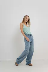 Pantalón de jean azul de tiro alto y corte wide leg, con detalle de parche animal print en la parte trasera.