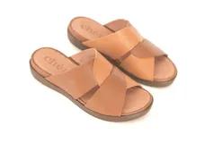 Sandalias de cuero color caramelo con tecnología Antistress. Presentan tiras anchas cruzadas sobre el empeine y plantilla anatómica de PU con acción antibacteriana.