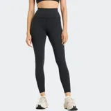 Calza deportiva negra de tiro alto con bolsillos laterales.