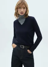 Sweater azul marino de punto fino con cuello en V y mangas largas.