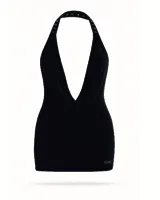 Vestido corto de terciopelo negro, con cuello halter con detalle de ojales metálicos y espalda descubierta.