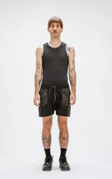 Short de baño negro con bolsillos laterales y traseros, cintura elástica con cordón ajustable.