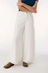 Pantalón de jean color borgoña, de corte wide leg y cintura alta.