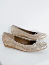 Ballerinas doradas con textura de piel de serpiente y moño decorativo.