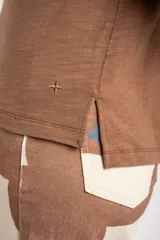 Remera color crudo de algodón peinado con cuello en V y mangas cortas.