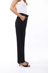 Pantalón de vestir negro de corte recto, con bolsillos laterales y presillas con hebillas decorativas en la cintura.