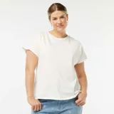Camiseta blanca de algodón de manga corta con cuello redondo.