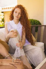 Pantalón de lino color verde oliva, de corte amplio con frunces elásticos en el ruedo.