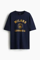 Remera azul marino de corte oversized con estampa amarilla de la ciudad de Milano, Italia.