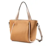 Cartera tipo tote color habano, confeccionada en símil cuero graneado. Tiene doble asa corta y correa larga regulable extraíble. El acceso es con cierre. Cuenta con un compartimento principal con un bolsillo interno con cierre y otro abierto.