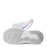 Championes de running New Balance Evoz para mujer, color gris claro con detalles en fucsia y violeta en la entresuela. Presentan la tecnología Fresh Foam en la mediasuela y el logo "N" en los laterales.