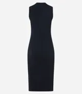 Vestido midi negro de punto acanalado, sin mangas y con cuello alto.