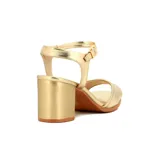Sandalias de tacón Ramarim color dorado, con tira ancha sobre los dedos, pulsera al tobillo con hebilla y tacón bloque.