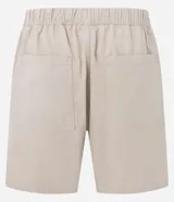 Bermuda masculina color beige confeccionada en sarga de algodón, con cintura elástica, cordón ajustable y bolsillos laterales.