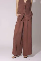 Pantalón palazzo color marrón de tiro alto y corte amplio.
