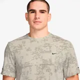 Remera deportiva Nike Dri-Fit Adv Run Div Top color gris con estampado abstracto y logo en el pecho.