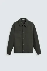 Sobrecamisa verde oscuro de corte cuadrado, con cuello solapa, manga larga con puños abotonados, bolsillos de parche en el pecho, bolsillos laterales y cierre frontal con botones.