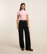 Blusa corta rosa de rib, con cuello alto y mangas cortas.