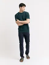 Pantalón de vestir de corte slim fit, color negro.