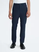 Pantalón chino azul marino de corte slim fit, con bolsillos laterales y traseros.