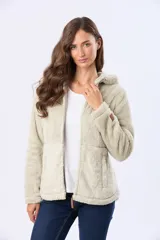 Campera de sherpa suave color beige, con capucha, cierre frontal con detalles en cuero y bolsillos laterales.