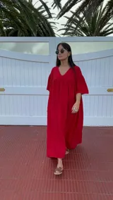 Vestido largo rojo de lino, con escote en V y corte en forma de U debajo del busto. De corte amplio y mangas cortas.