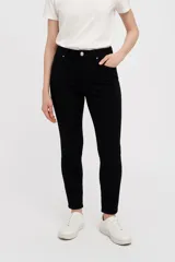 Pantalón skinny color marfil, tiro medio, con bolsillos delanteros y traseros.