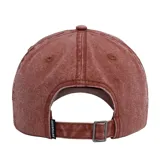 Gorra de gabardina color coral con logo de Caterpillar bordado en blanco en el frente.