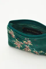Bolso mini de terciopelo color verde con bordado de flores rojas y amarillas. Tiene cierre con borla.
