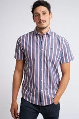 Camisa de manga corta con diseño a rayas, fit slim y cartera abotonada, confeccionada en 100% algodón.