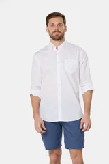 Bermuda color beige de corte recto, con bolsillos cargo laterales y confeccionada en lino.